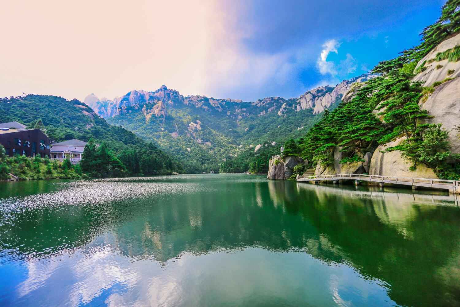 夏天的天柱山：炼丹湖碧水映群山