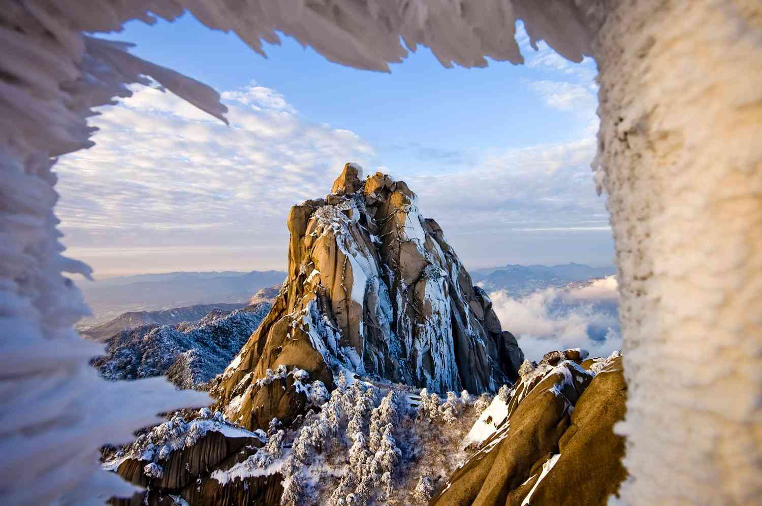 冬天的天柱山：雾凇冰挂作框，主峰披雪
